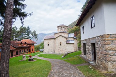 Sırp Ortodoks manastırı. Arka planda doğa manzarası çok güzel. Sırbistan 'ın batısındaki Ovcar-Kablar Vadisi.