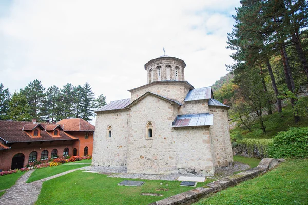 Szerb Ortodox Kolostor Gyönyörű Kilátás Nyílik Természet Táj Háttérben Ovcar — Stock Fotó
