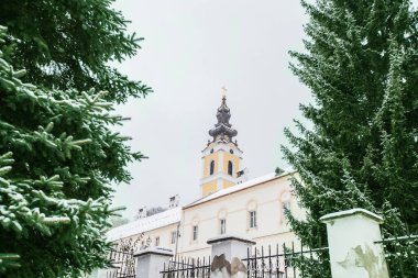 Kış manzarası, karlı bir gün, Ortodoks Grgeteg Manastırı. Kuzey Sırbistan 'daki Fruska Gora dağının Grgeteg köyünde yer alıyor. 