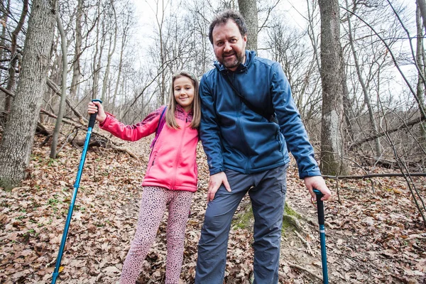 Glad Familj Porträtt Far Och Dotter Vandring Genom Skogen Dagsljus — Stockfoto