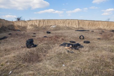 Eski araba lastikleri çevreyi kirletiyor, ekoloji problemi, doğayı katıyor, gün ışığını katıyor 