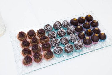 Sağlıklı tatlılar, çiğ vejetaryen topları, el yapımı yemekler, enerji topları, şekersiz