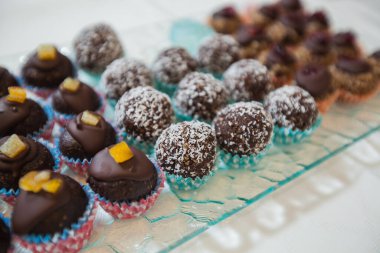 Sağlıklı tatlılar, çiğ vejetaryen topları, el yapımı yemekler, enerji topları, şekersiz