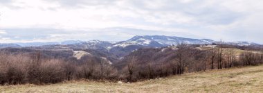 Doğanın Panoramik Manzarası. Kış güneşi. Sırbistan 'ın doğusundaki sıradağlar. Homolje Dağları 