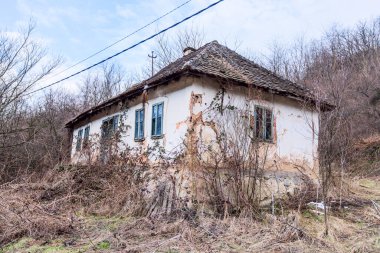 Eski harabe terk edilmiş çiftlik evi. Ön manzara. Kırsal alan. Gün ışığı. Erken İlkbahar