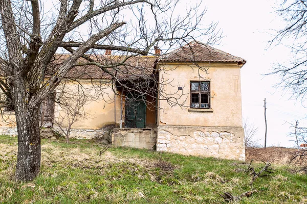 Régi Romos Elhagyatott Tanyaház Előre Nézz Vidéki Táj Fényes Nappal — Stock Fotó