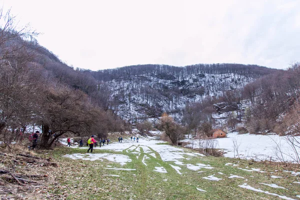 Escursionisti Gruppo Persone Avventura Nella Bella Giornata Invernale Paesaggio Naturale — Foto Stock