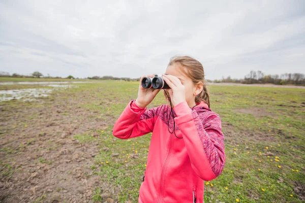 Menina Observando Com Binóculos Paisagem Natureza Dia Nublado Primavera — Fotografia de Stock
