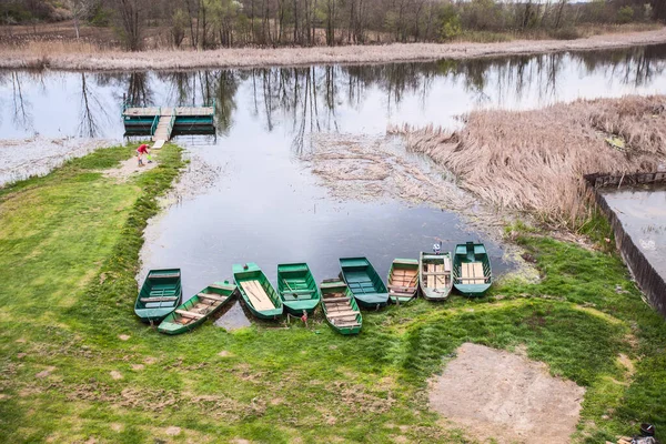 在湖边划船的旧木船 美丽的自然景观 自然保护区 水面上的树反射 春天的一天塞尔维亚 — 图库照片