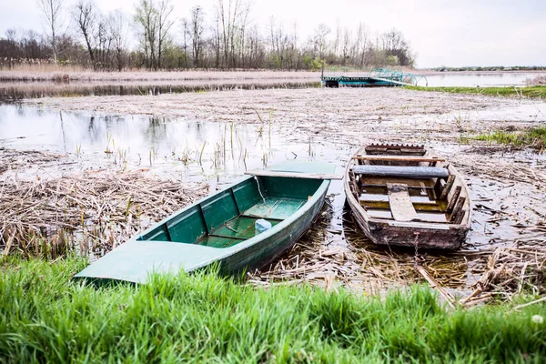 在湖边划船的旧木船 美丽的自然景观 自然保护区 春天的一天塞尔维亚 — 图库照片