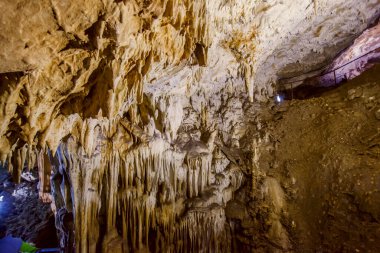 Yeraltı mağarası, inanılmaz bir manzara, yer altındaki sarkıt ve dikit manzarası, içerideki düzen..