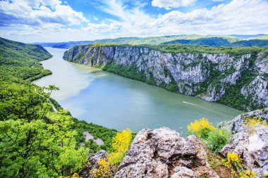 Tuna Nehri 'nin Sırbistan, Sırbistan ve Romanya sınırındaki muhteşem geçitinin panoramik manzarası. Bahar doğası manzarası.