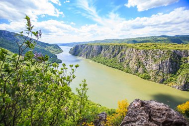 Tuna Nehri 'nin Sırbistan, Sırbistan ve Romanya sınırındaki muhteşem geçitinin panoramik manzarası. Bahar doğası manzarası.