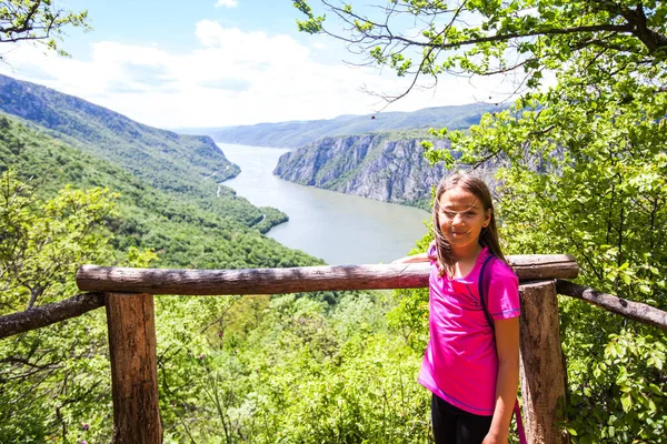 Liten Flicka Vid Utsiktspunkten Vacker Natur Landskap Fantastisk Utsikt Över — Stockfoto