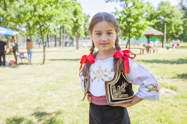 セルビアの民俗学 伝統的なセルビアの服でかわいい女の子笑顔 屋外の肖像画 夏の日 — ストック写真