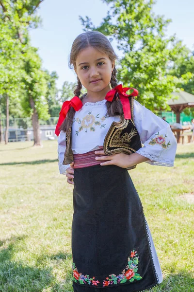 セルビアの民俗学 伝統的なセルビアの服でかわいい女の子笑顔 屋外の肖像画 夏の日 — ストック写真