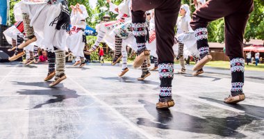 Sırp folkloru ve geleneksel Sırp dansı eşsiz güzel giysiler içinde. 