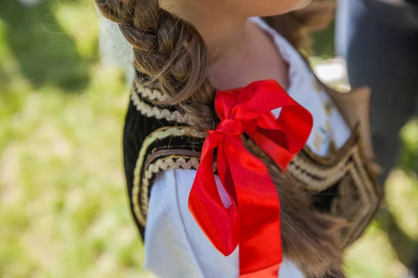 セルビアの伝統的な民間伝承少女の髪に赤い弓 — ストック写真