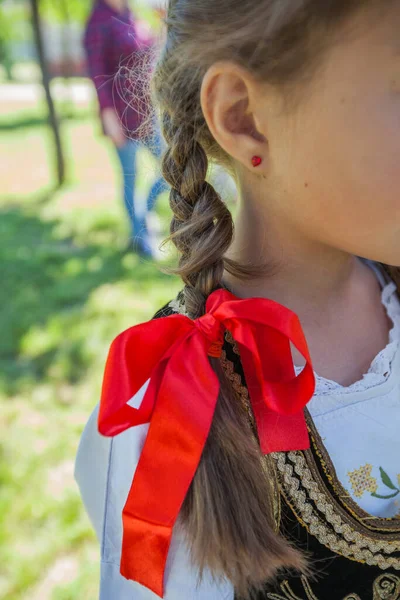 Sırp Geleneksel Folkloru Küçük Kız Saçında Kırmızı Fiyonk Yakın Görüş — Stok fotoğraf