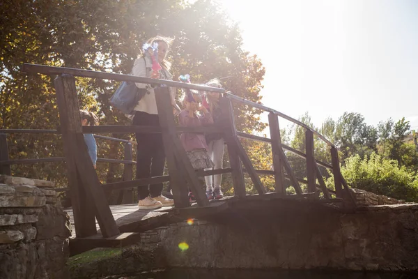 Glad Familj Njuter Solig Höstdag Parken Mor Med Två Döttrar — Stockfoto