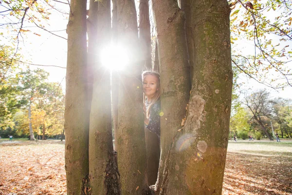 Portrait Souriant Petite Fille Jour Automne Dans Nature Lumière Naturelle — Photo