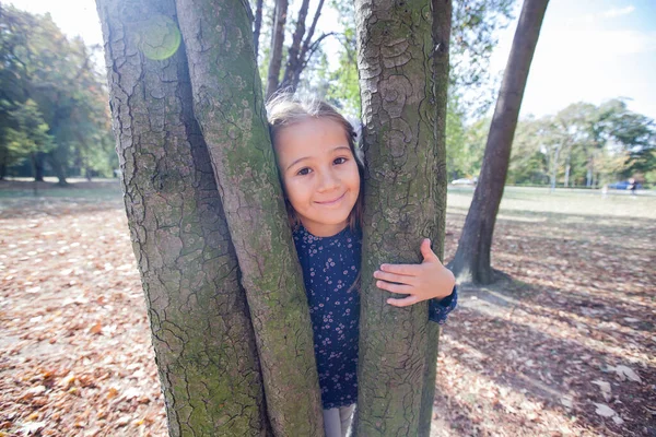 Χαμογελαστό Πορτρέτο Του Μικρού Κοριτσιού Ημέρα Του Φθινοπώρου Στη Φύση — Φωτογραφία Αρχείου