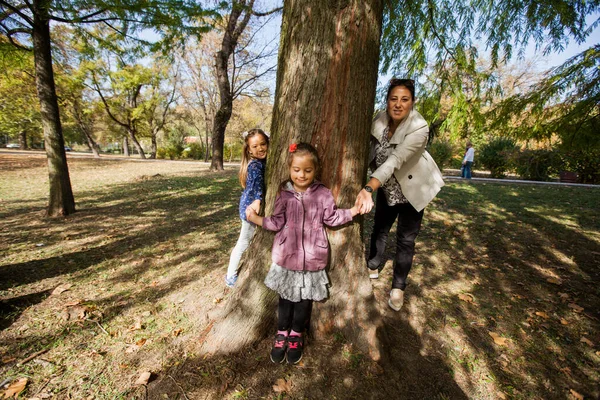 Семья Отдыхает Осеннем Парке Озера Прекрасный День Портрет Природе Счастливые — стоковое фото