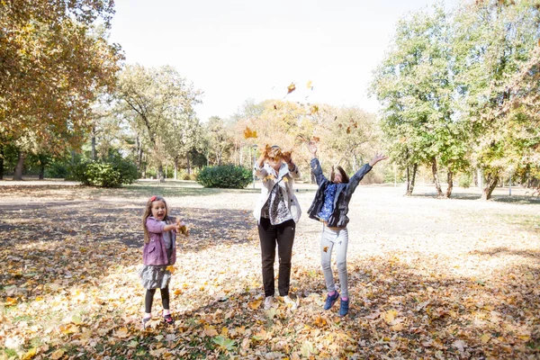 Família Feliz Desfrutando Dia Ensolarado Outono Parque Mãe Com Duas — Fotografia de Stock