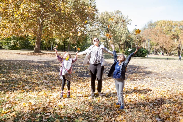 Šťastná Rodina Užívá Slunečného Podzimního Dne Parku Matka Dvěma Dcerami — Stock fotografie