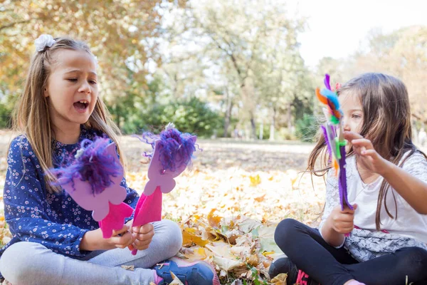 Duas Meninas Brincando Com Bonecas Feitas Mão Parque Retrato Duas — Fotografia de Stock