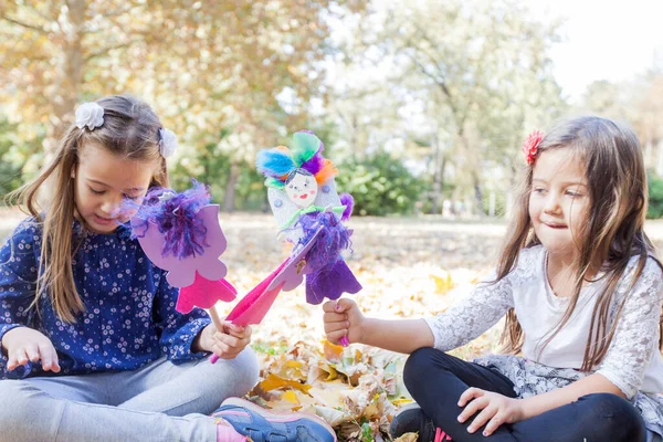 Zwei Kleine Mädchen Spielen Mit Handgefertigten Puppen Park Porträt Zweier — Stockfoto