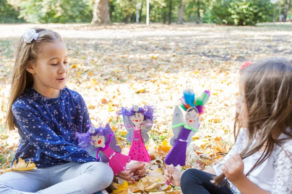 Две Маленькие Девочки Играют Куклами Ручной Работы Парке Портрет Двух — стоковое фото
