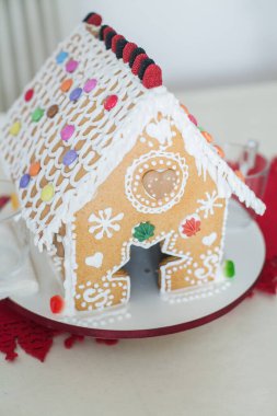 Ev yapımı zencefilli Noel evi, el yapımı Noel tatlısı, evde tatil konsepti.