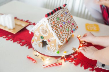 Ev yapımı zencefilli Noel evi, el yapımı Noel tatlısı, evde tatil konsepti.