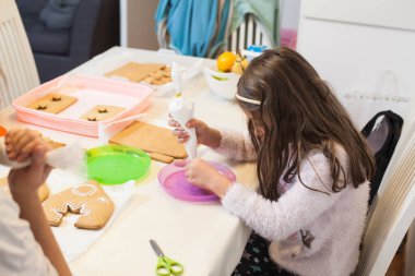 Evde Noel kurabiyesi evi dekore eden küçük kız, Xmas koleksiyonu. 
