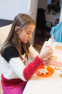 Evde Noel kurabiyesi evi dekore eden küçük kız, Xmas koleksiyonu. 