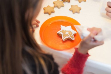 Evde Noel kurabiyesi evi dekore eden küçük kız, Xmas koleksiyonu. 