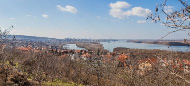 Belgrad ve Sırbistan 'ın panoramik manzarası, Tuna Nehri, bulutlu güzel mavi gökyüzü, bahar günü  