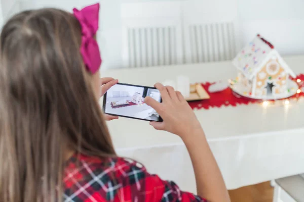 Δημιουργικά Κοριτσάκια Που Φωτογραφίζονται Από Smartphone Του Χριστουγεννιάτικου Σπιτιού Μελόψωμο — Φωτογραφία Αρχείου