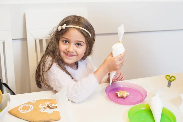 Lächelndes Kleines Mädchen Dekoriert Einen Teil Des Lebkuchenhauses Hause Weihnachtskollektion — Stockfoto