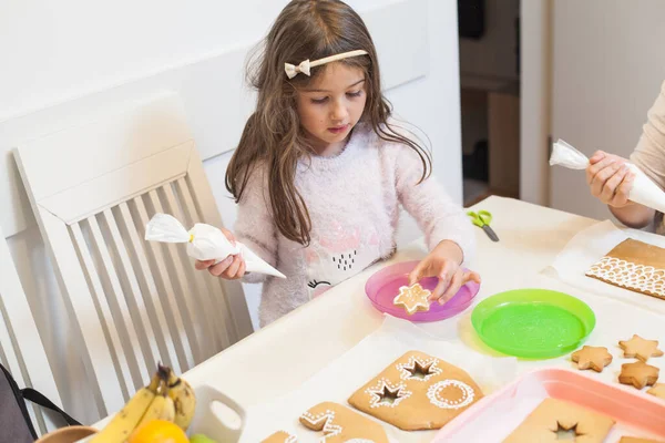 Cute Little Girl Decorating Part Christmas Gingerbread House Home Xmas — Stok fotoğraf