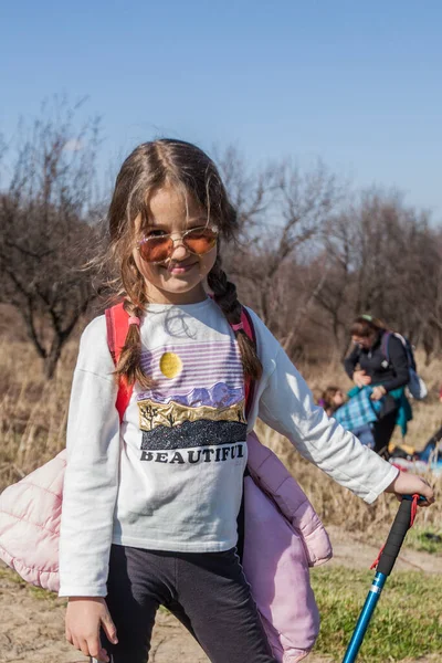 自然の中で春の日に愛らしいハイキングの女の子の肖像画 — ストック写真