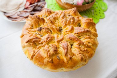 Geleneksel el yapımı bayram ekmeği, masada servis edilen yemekler, evde Doğu Ortodoks Paskalya günü..