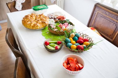Geleneksel el yapımı bayram ekmeği, masada servis edilen yemekler, evde Doğu Ortodoks Paskalya günü..