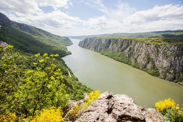 セルビア側 セルビア ルーマニア国境の視点から見たドナウ川の素晴らしい峡谷のパノラマビュー 春の自然景観 — ストック写真