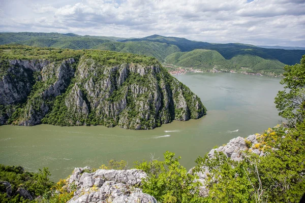 从塞尔维亚一方 塞尔维亚一方和罗马尼亚边界的观点看多瑙河上令人惊奇的峡谷全景 春天的自然景观 — 图库照片