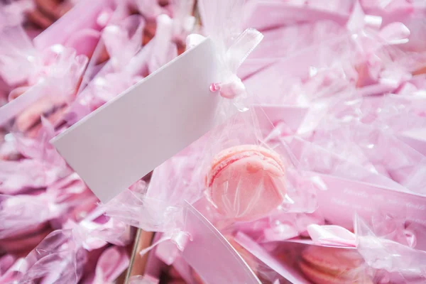 Macarrones Franceses Dulces Caseros Macarrones Empaquetados Lámina Transparente Con Espacio —  Fotos de Stock