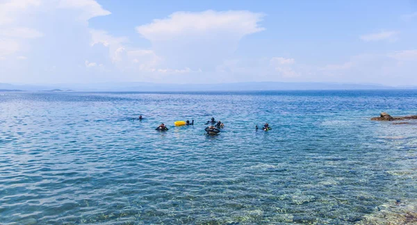 Groep Duikers Klaar Duiken Prachtige Griekenland Turquoise Zee Zomervakantie — Stockfoto