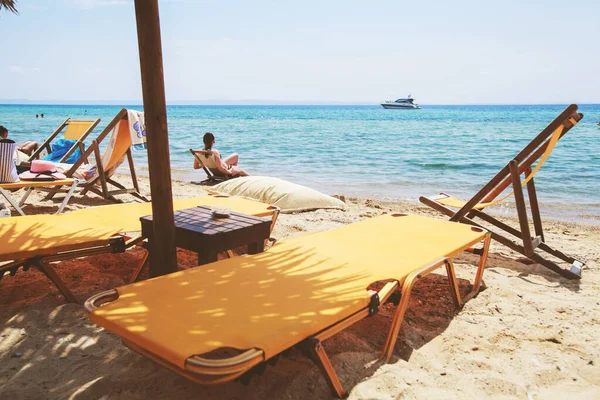 Sommerurlaub Und Reisekonzept Liegestühle Und Sonnenschirm Sandstrand Schönes Meer Hintergrund — Stockfoto