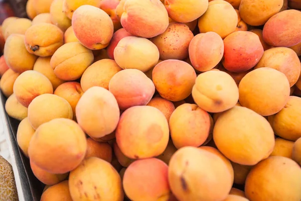 Haufen Frischer Reifer Aprikosen Auf Dem Örtlichen Bauernmarkt Sommerfrucht — Stockfoto